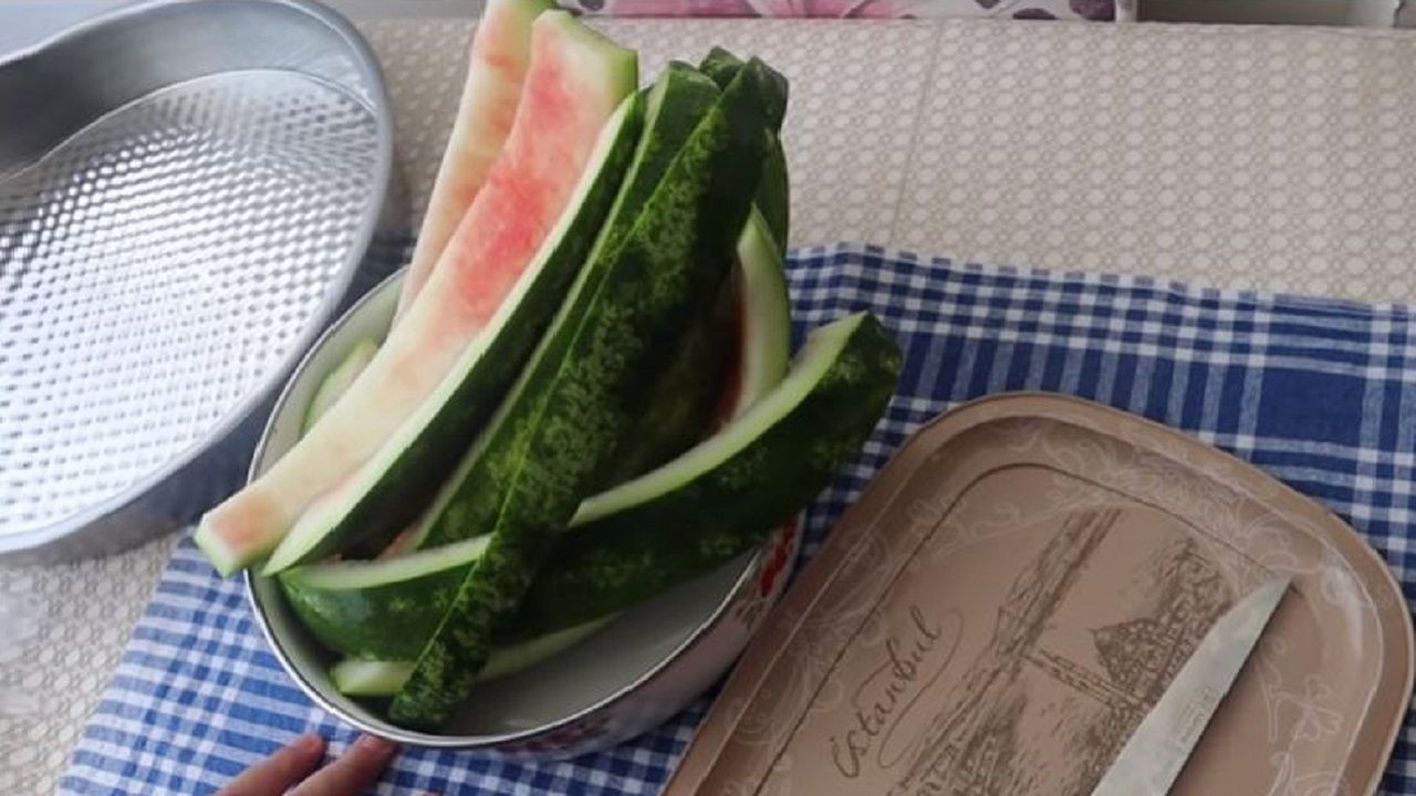 Yaz ayları geldi,  karpuz reçeline talep patladı! Karpuz reçeli nasıl yapılır? 4