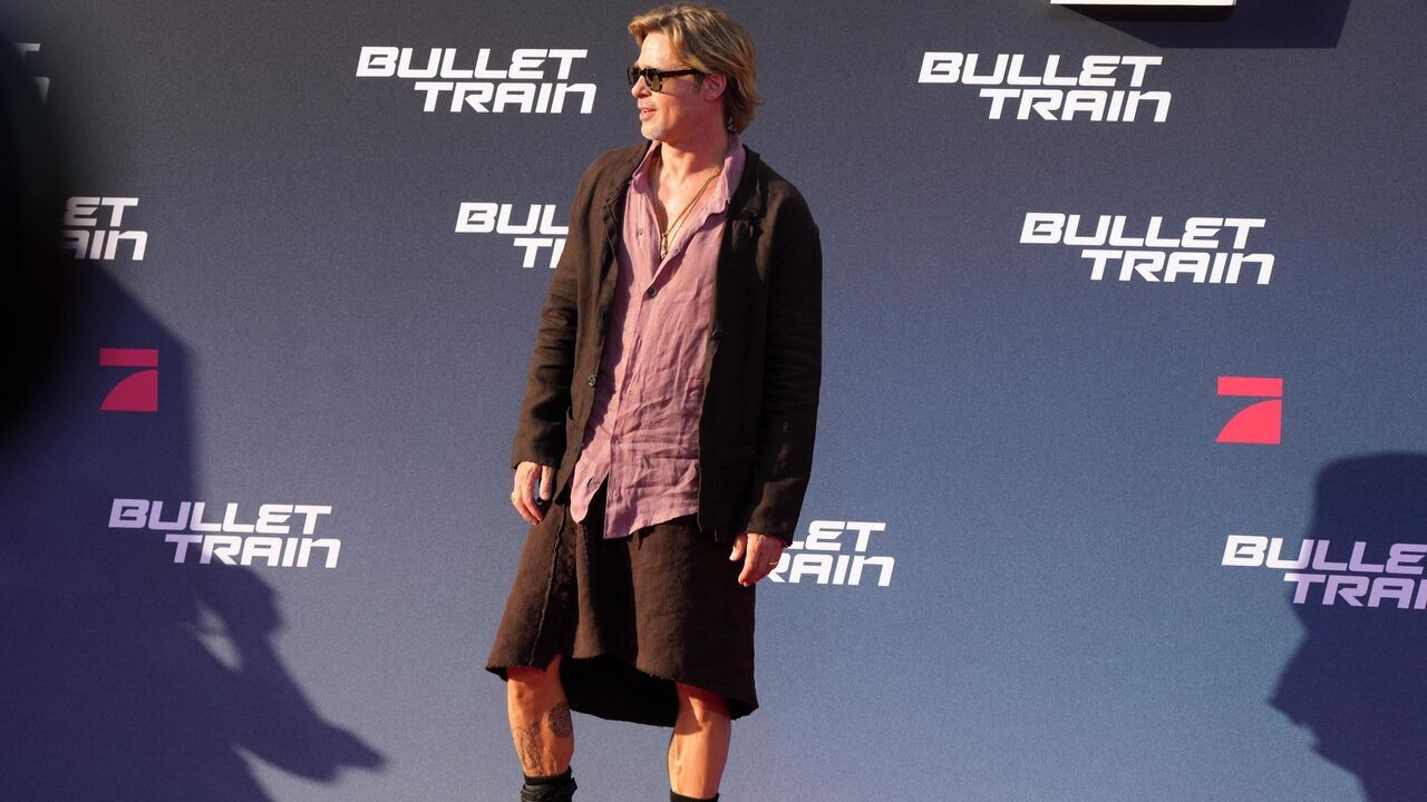 Ünlü Oyuncu Brad Pitt,  Yeni Filminin Tanıtımına Kahverengi Eteği ile Katıldı!
