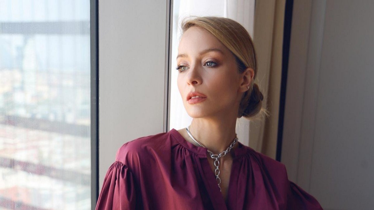 Kuzey Güney'in Banu'su Bade İşçil,  fiziği ile hayran bıraktı! Kayalıklara sere serpe uzandı!