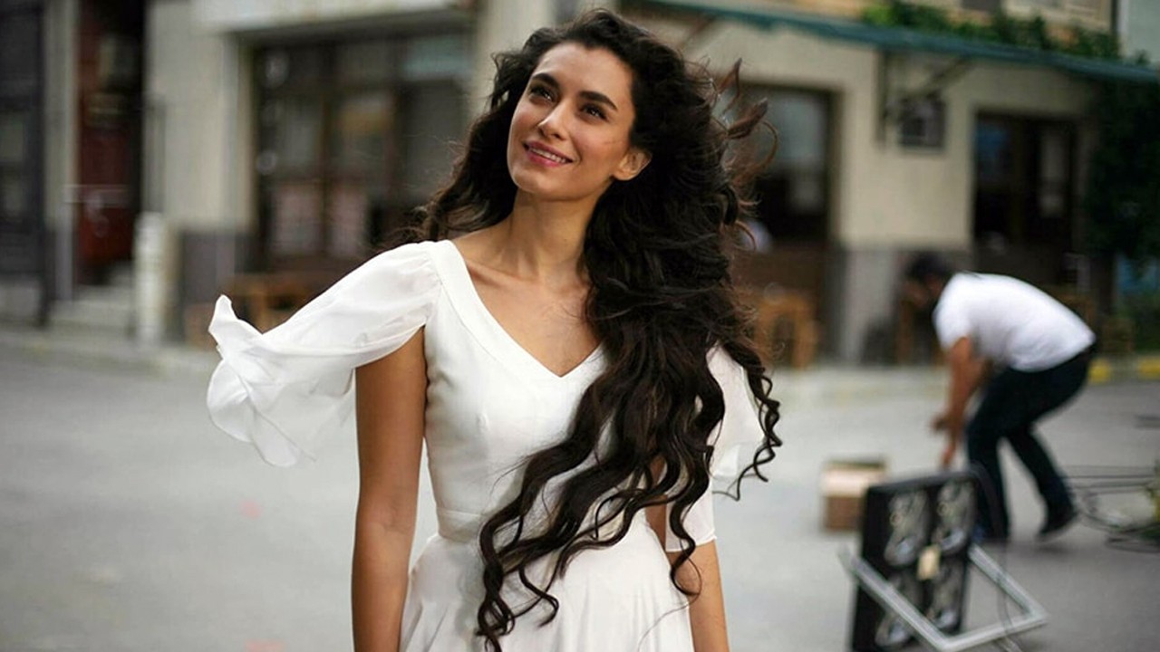 Ünlü oyuncu Hande Doğandemir göğüs ve göbek dekoltesi ile sosyal medyayı yaktı geçti! “Sen şaka mısın Hande?”