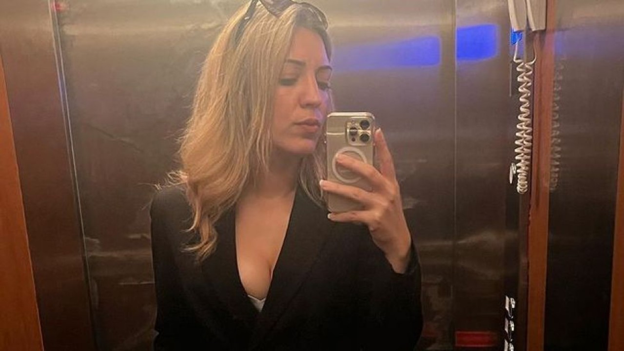 Gençlere Mini Etekli KPSS Dersleri Veren Öğretmen Fidan Atalay Sosyal Medyayı Sallıyor 2