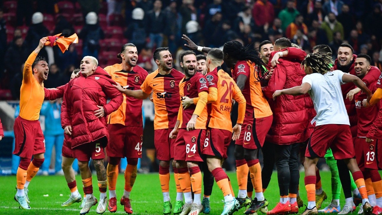 Galatasaray'da şok ayrılık Resmen ayrıldı  İşte yeni takımı