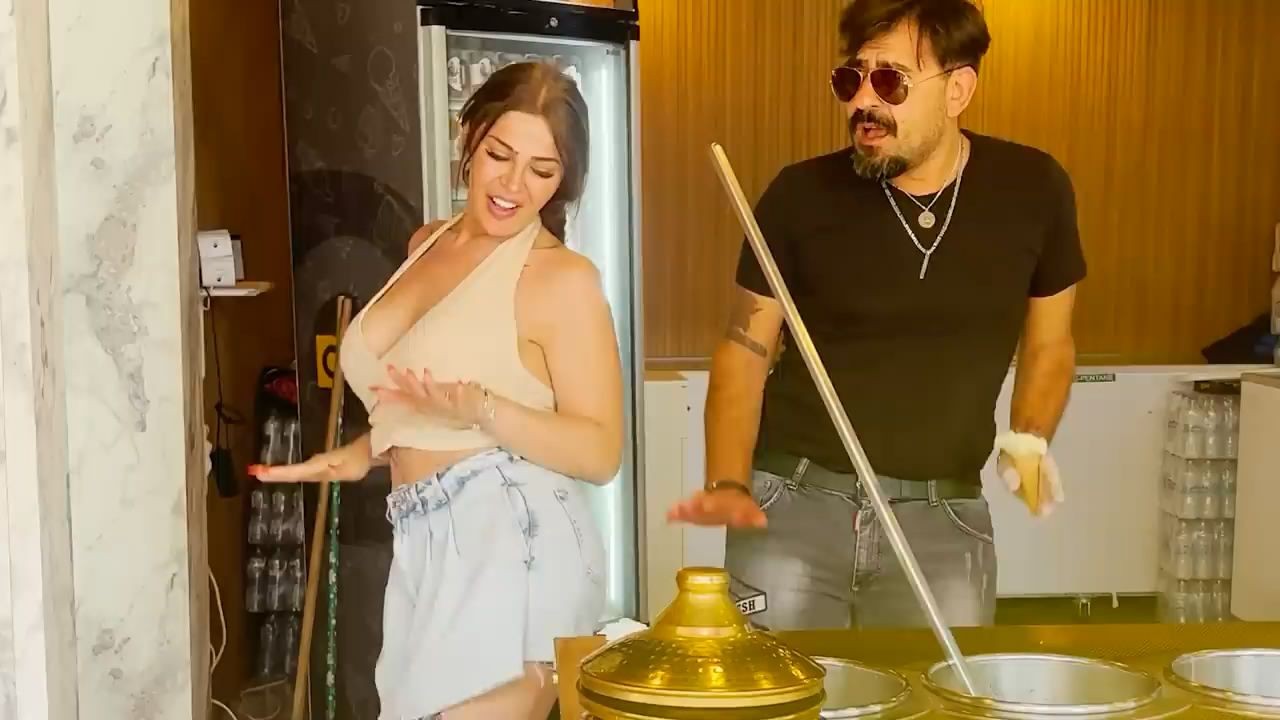 Gögüs dekoltesi, mini eteğiyle yürek hoplattı Kalça dansıyla hem Çılgın Dondurmacı'yı hem de izleyenleri hayran bıraktı İşte o anlar 5