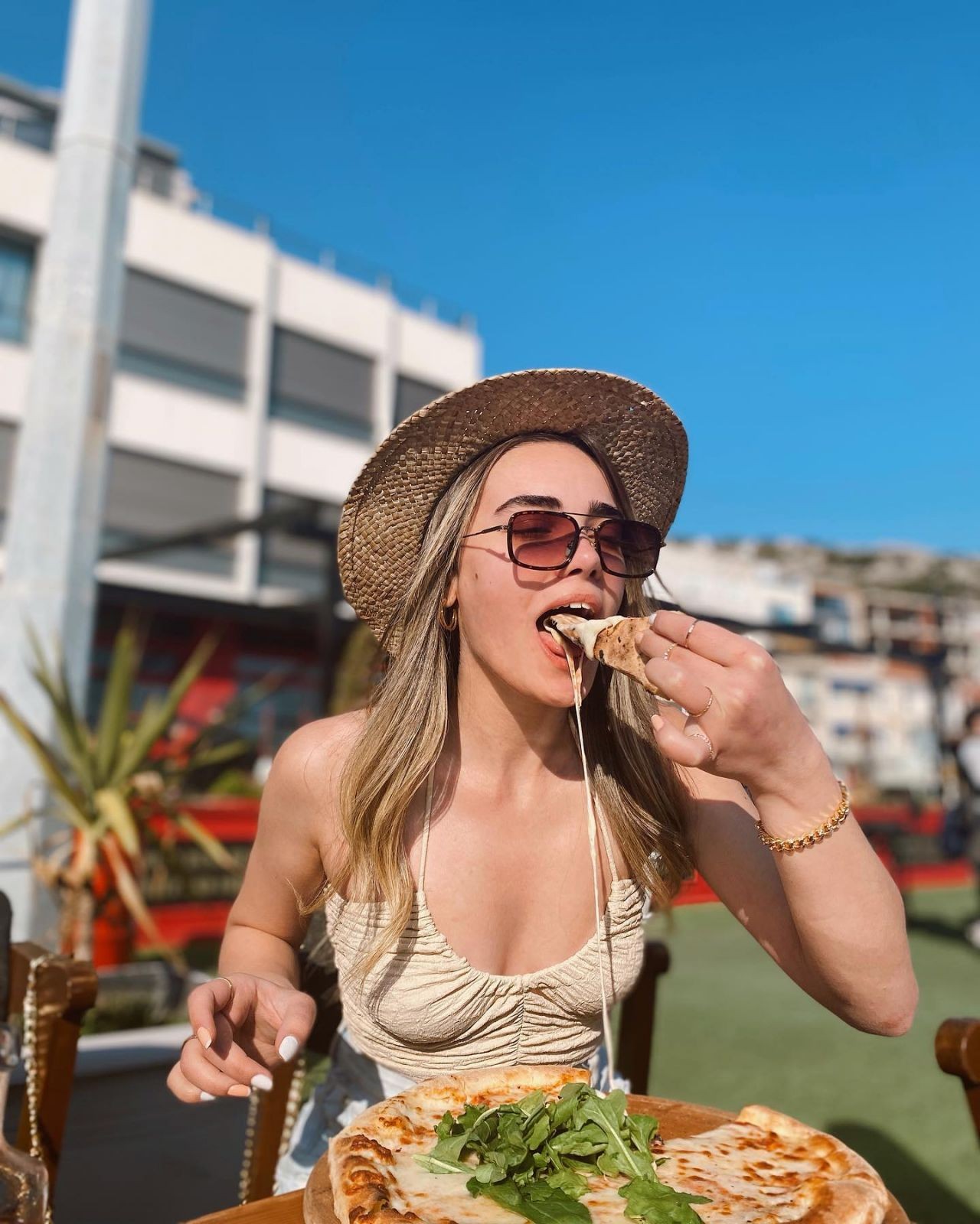 Maviye Sürgün Azra'sı Mina Koyuncular bikinili paylaşımıyla Instagram'ı salladı Paylaşımları fena 16