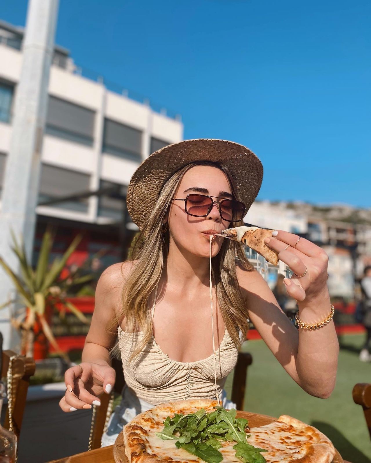 Maviye Sürgün Azra'sı Mina Koyuncular bikinili paylaşımıyla Instagram'ı salladı Paylaşımları fena 8