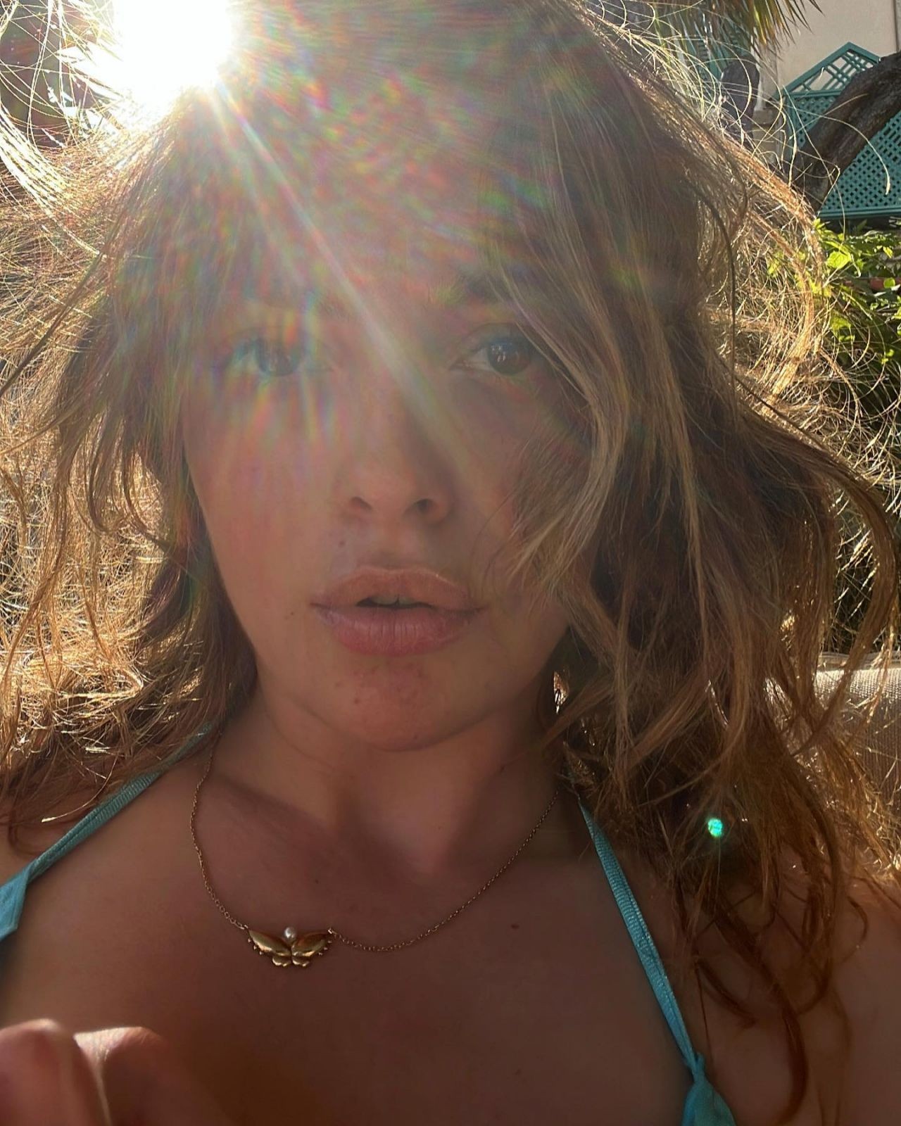 Gülcemal'in Deva'sı Melis Sezen'in havuz başından paylaştığı bikinili fotoğraflarına yorum ve beğeni yağdı 6