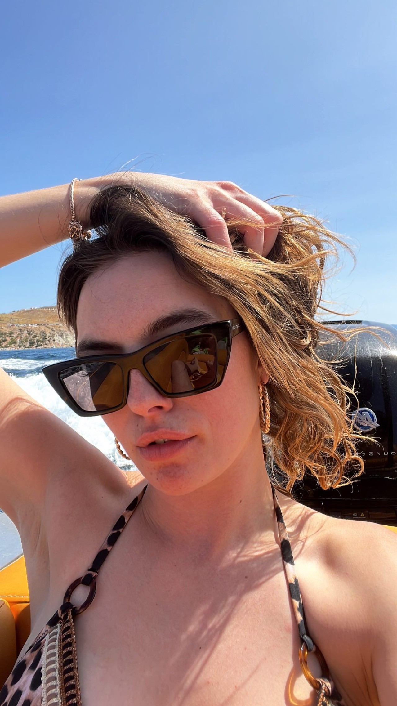 Gülcemal'in Deva'sı Melis Sezen'in havuz başından paylaştığı bikinili fotoğraflarına yorum ve beğeni yağdı 3