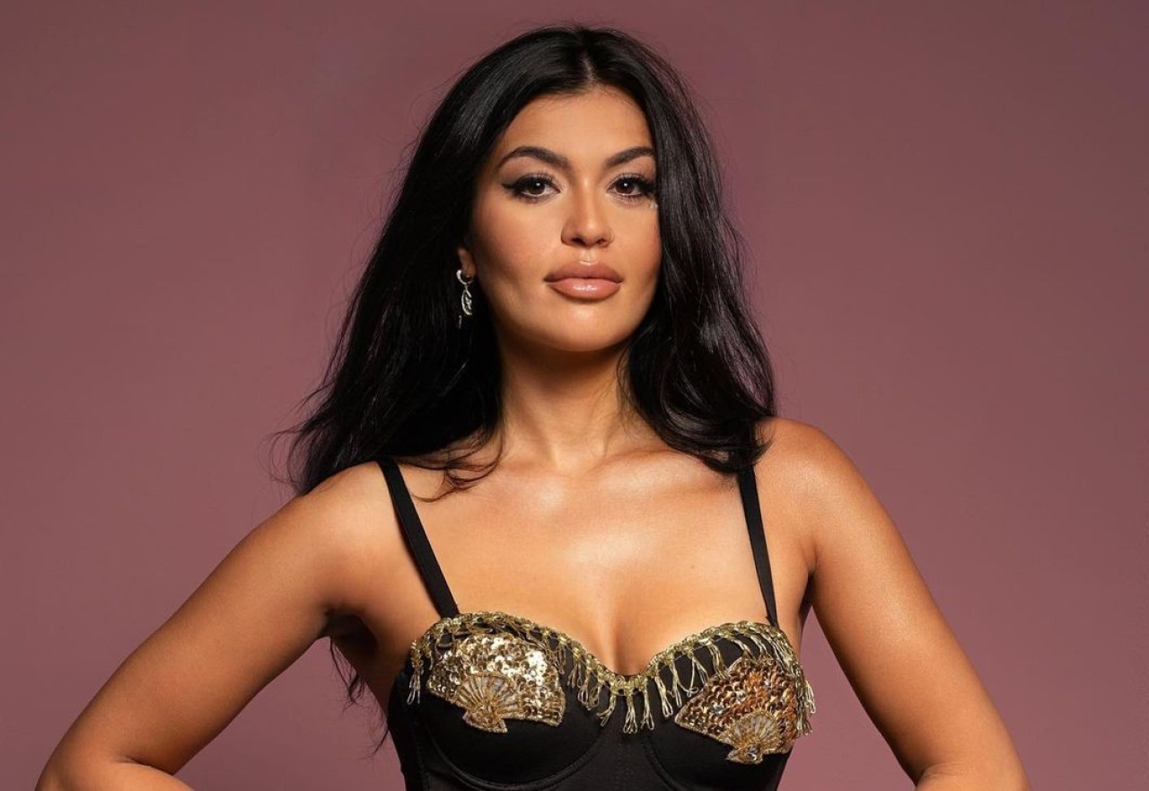 Kısmetse olur gelin adayı Cansel Çördük'ün kıyafeti olay oldu: Göğüslerinin yarısı açık kaldı,  yırtmacını zor kapadı! Fotoğraf çektirmekte zorlandı… 1