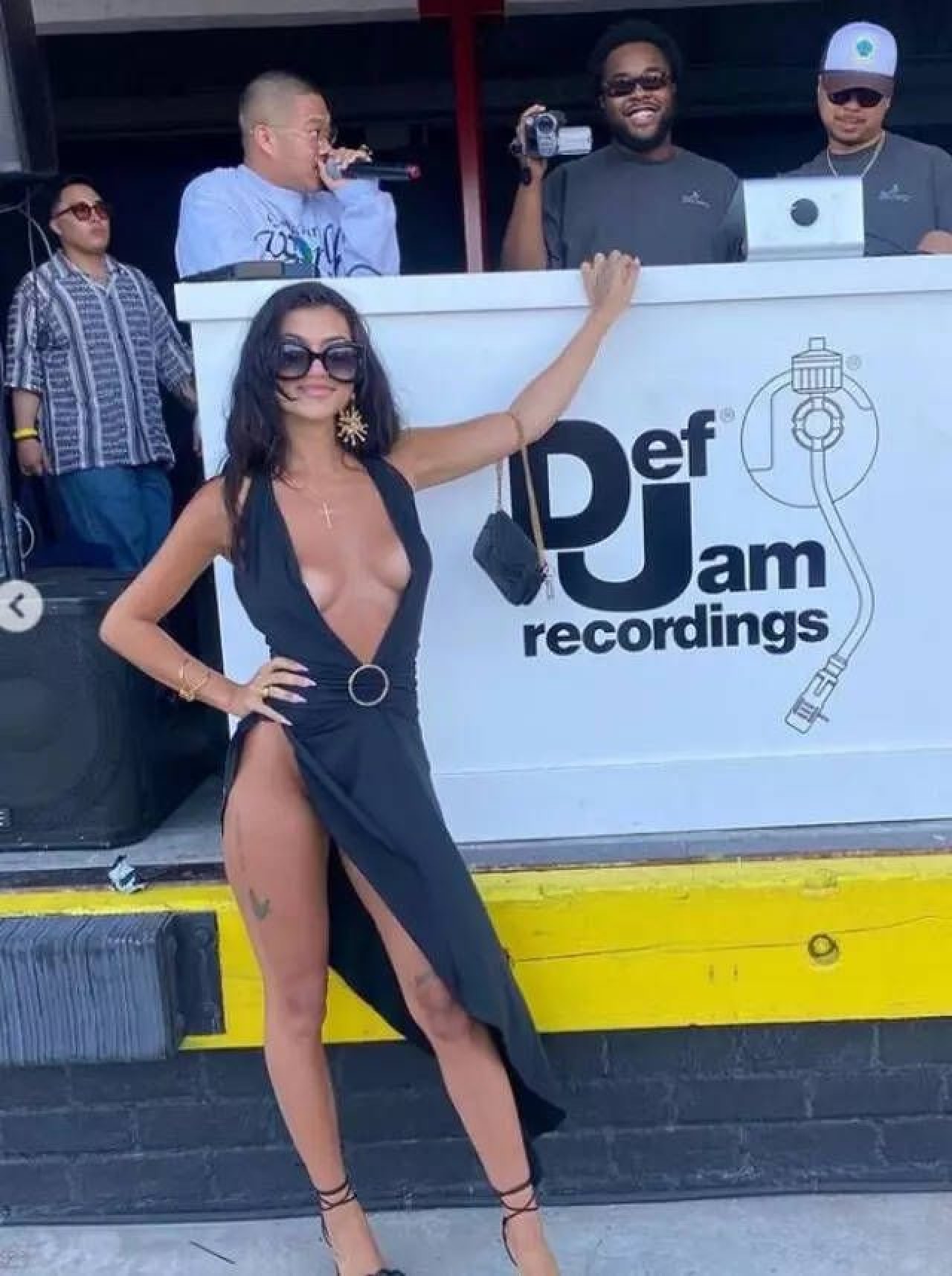 Kısmetse olur gelin adayı Cansel Çördük'ün kıyafeti olay oldu: Göğüslerinin yarısı açık kaldı,  yırtmacını zor kapadı! Fotoğraf çektirmekte zorlandı… 5