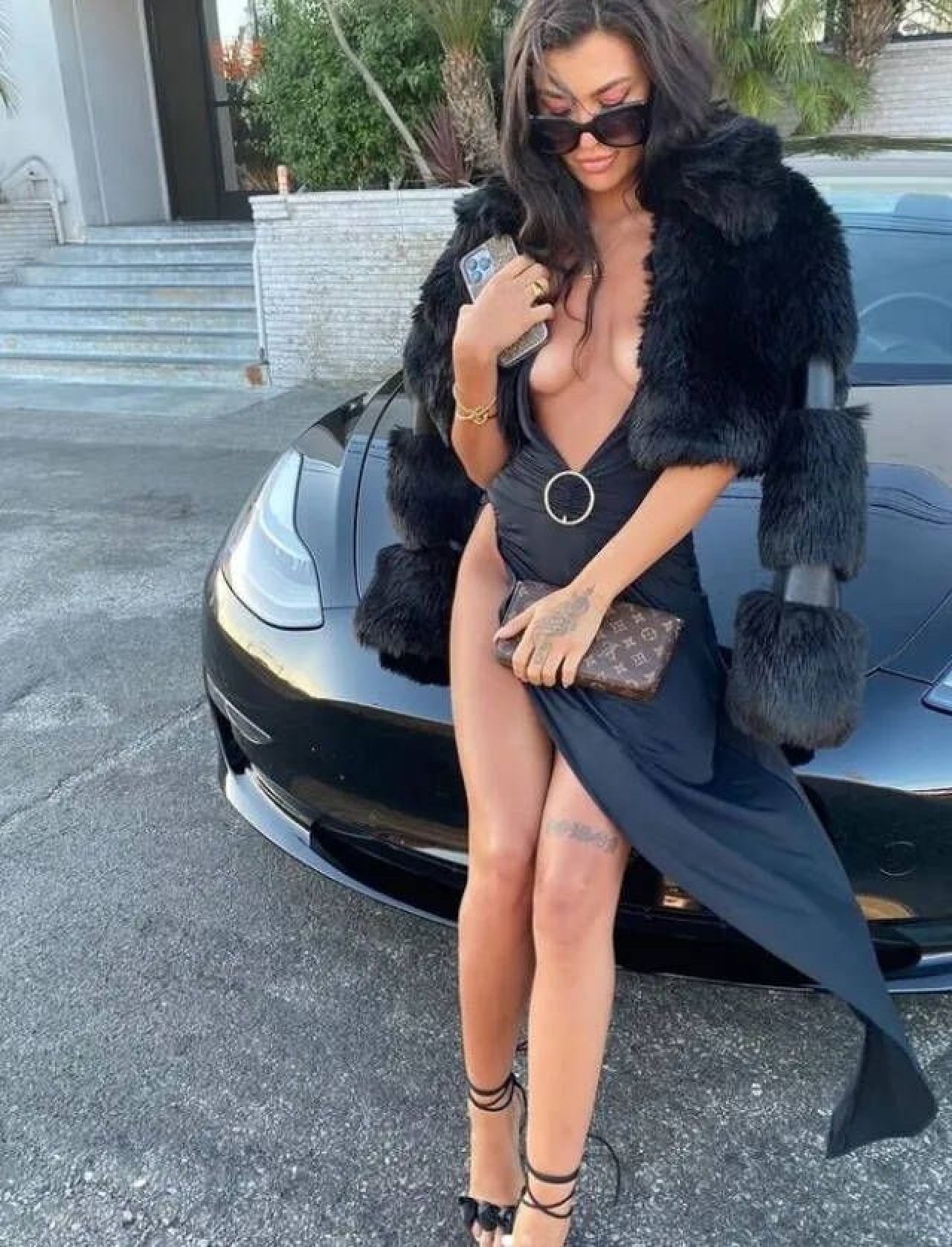 Kısmetse olur gelin adayı Cansel Çördük'ün kıyafeti olay oldu: Göğüslerinin yarısı açık kaldı,  yırtmacını zor kapadı! Fotoğraf çektirmekte zorlandı… 4