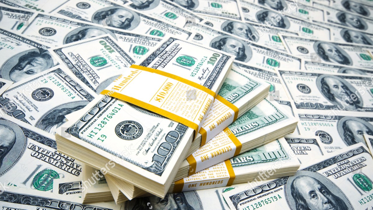 İstanbul serbest piyasada dolar 17, 0620 liradan,  euro 17, 4970 liradan güne başladı.