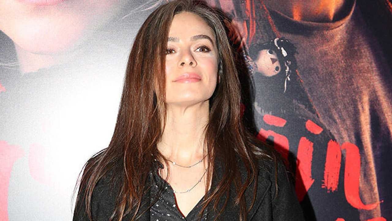 Özge Özpirinçci eşi Burak Yamantürk'e sevgisini öpücüklerle gösterdi