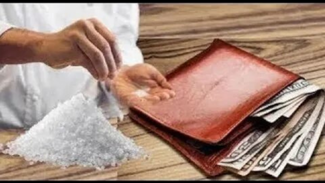 Cüzdanınıza Bir Tutam Tuz Koyun,  Şansınızı Artırın! Tuz Neden Negatif Enerjiyi Uzaklaştırır? Cüzdanınıza Tuz Koymanın Faydaları Nelerdir? 1