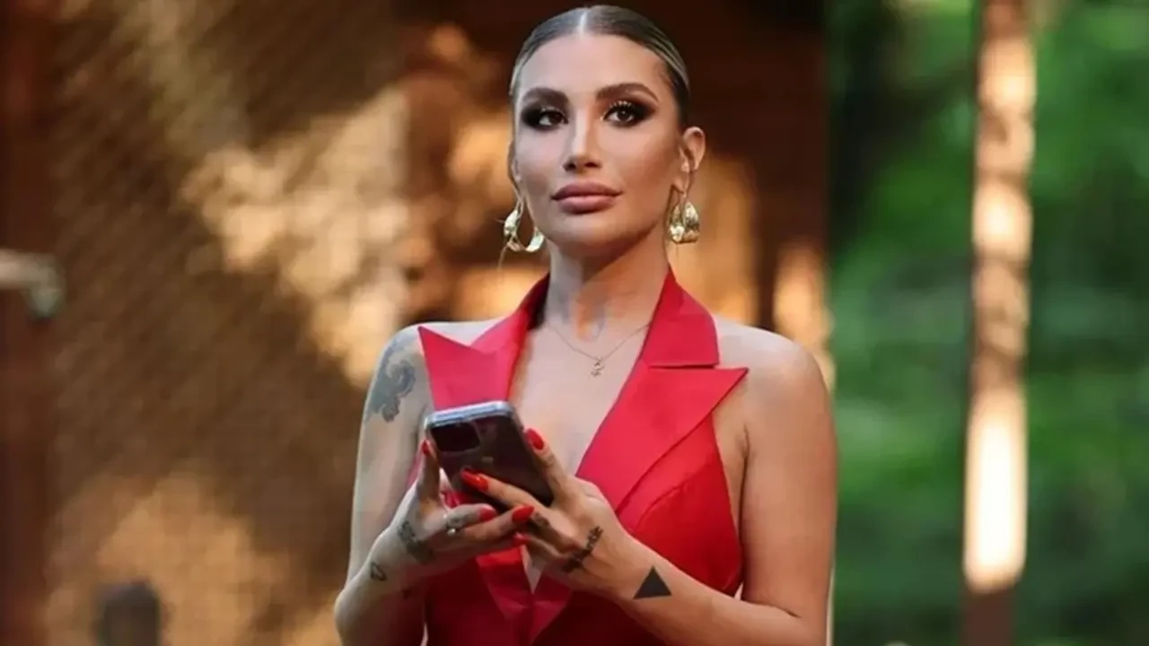 İrem Derici’nin Parmağı Sosyal Medyayı Salladı 1