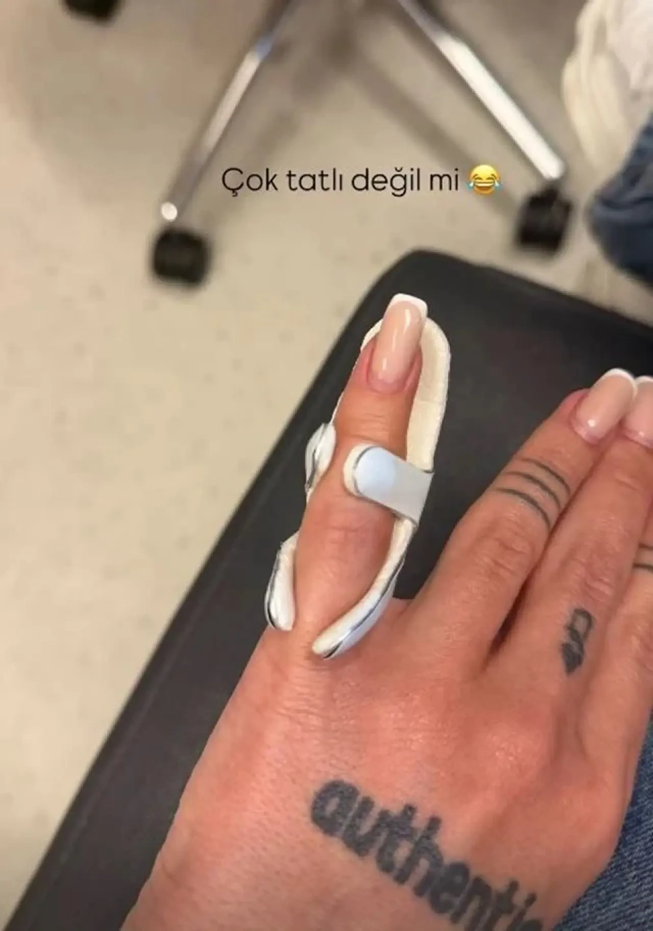 İrem Derici’nin Parmağı Sosyal Medyayı Salladı 4