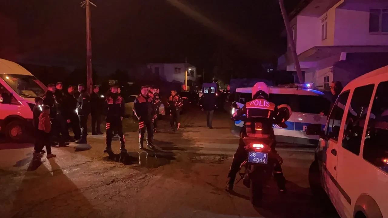 Kayseri'de Bakkalda Çıkan Bıçaklı Kavgada 1 Kişi Yaralandı