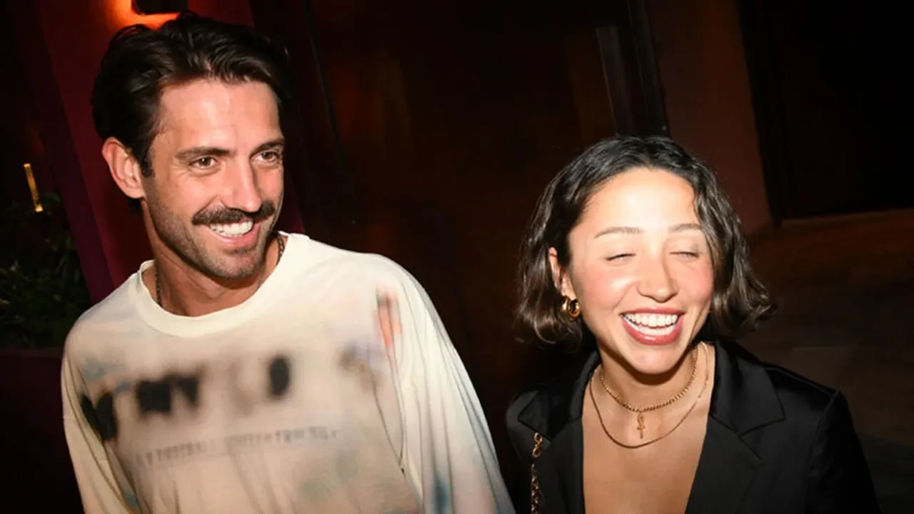 Zeynep Bastık’ın Sevgilisi Serkay Tütüncü’den Konser Öncesi İlginç Sürpriz: İliştirdiği Not Çok Konuşulacak