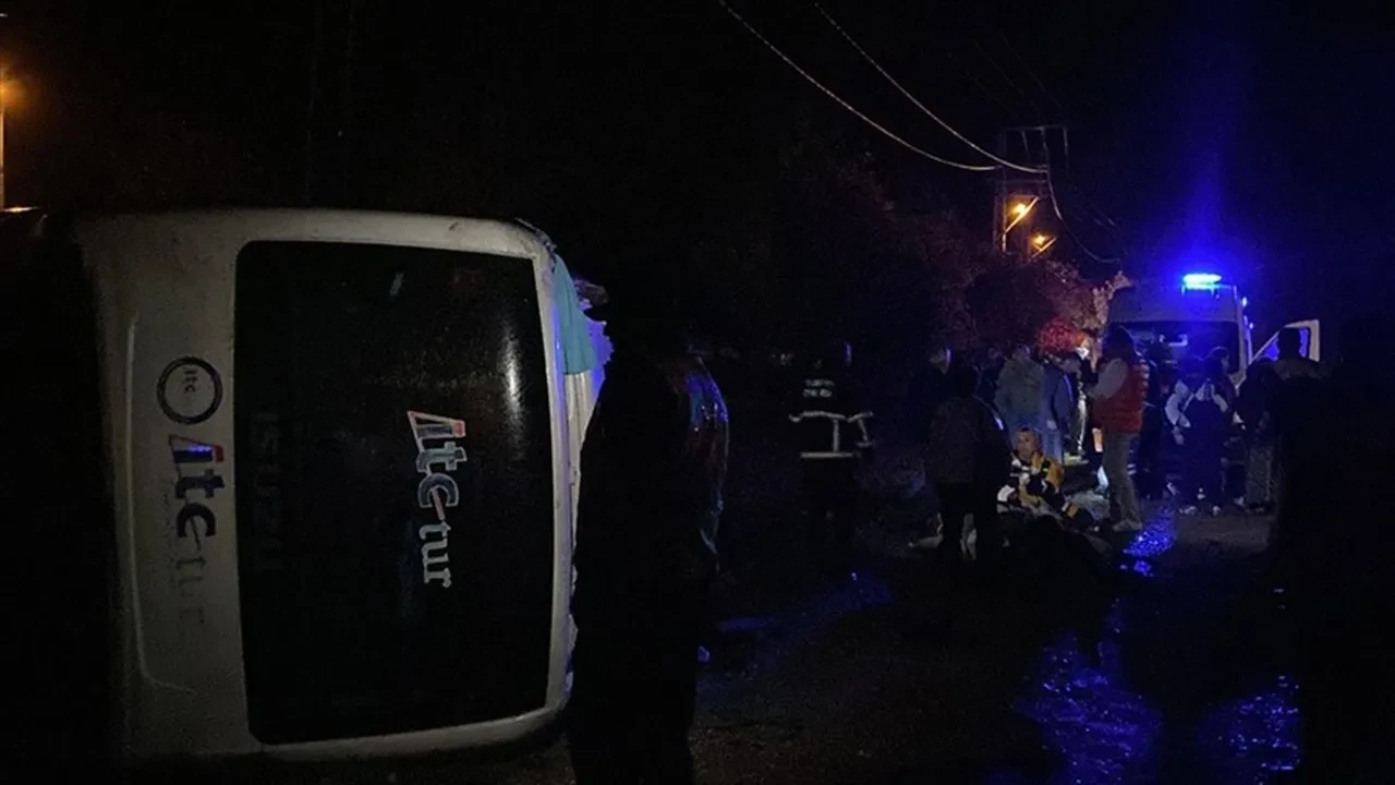 Kastamonu'da Tur Midibüsü Devrildi