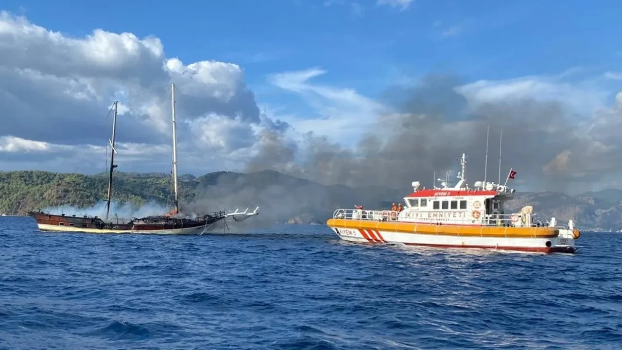 Fethiye'de Yangın Çıkan Tekne Söndürme Çalışmaları Sırasında Battı