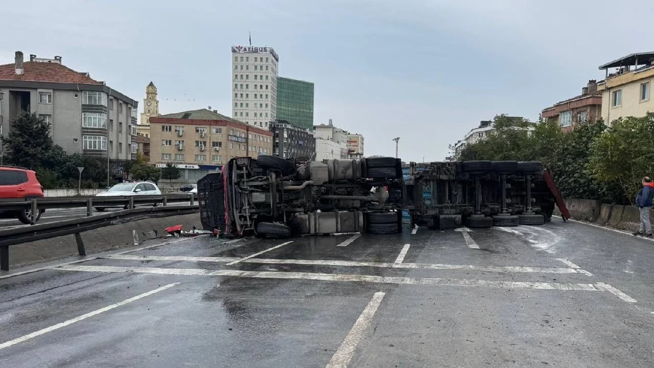 Büyükçekmece'de Devrilen Tır Nedeniyle D-100 Kara Yolu Edirne İstikameti Trafiğe Kapatıldı
