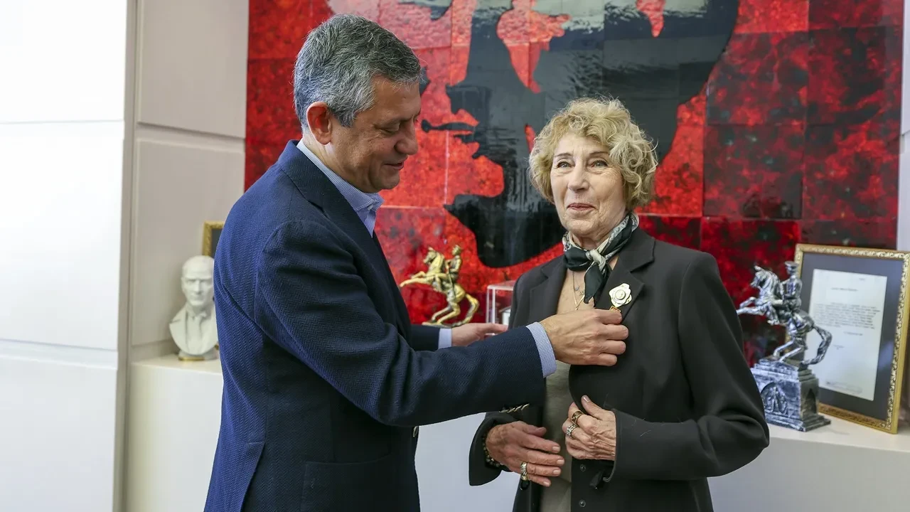 Ayşe Kulin Resmen CHP’li Oldu: Rozetini Özgür Özel Taktı