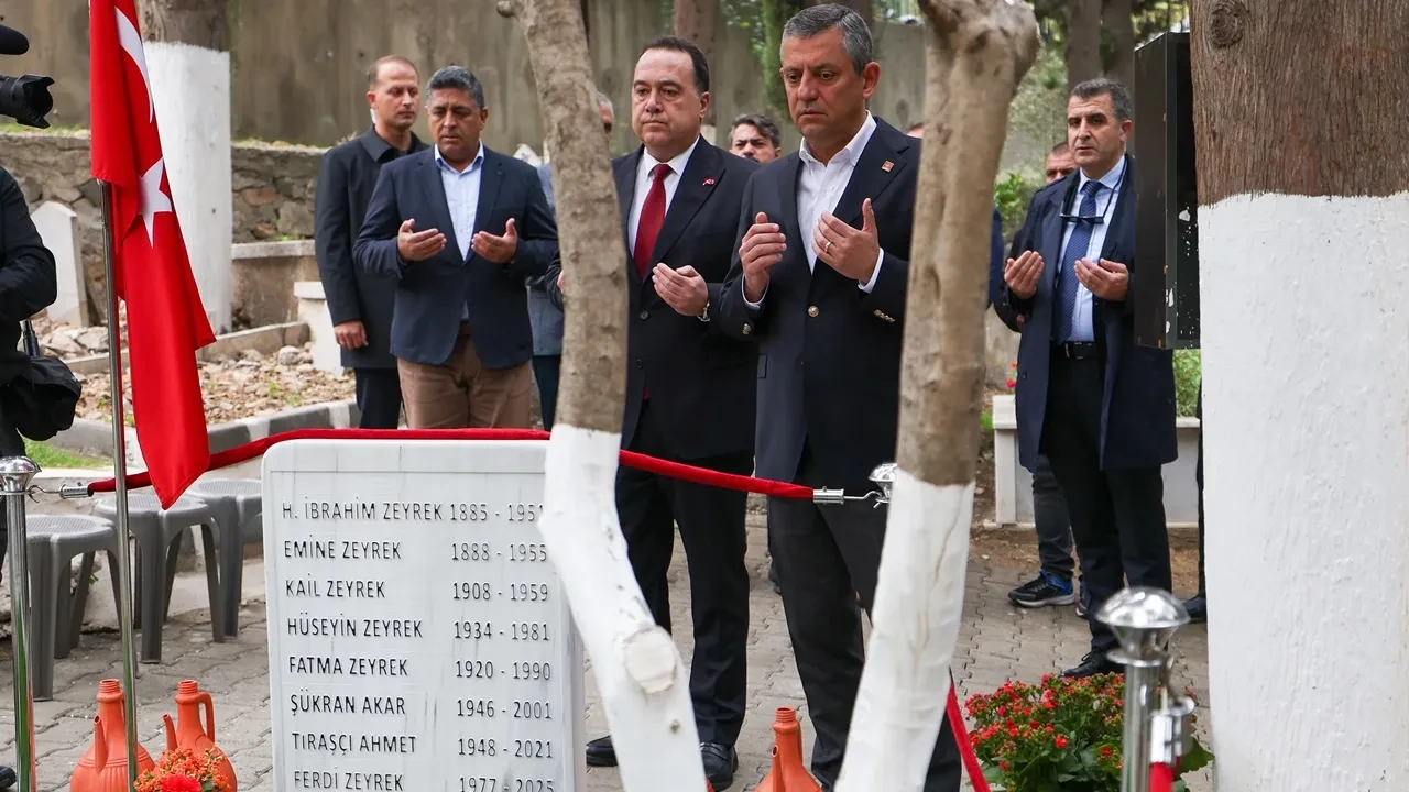 CHP Genel Başkanı Özgür Özel Yakın Zamanda Ölen Ferdi Zeyrek'in Kabrini Ziyaret Etti