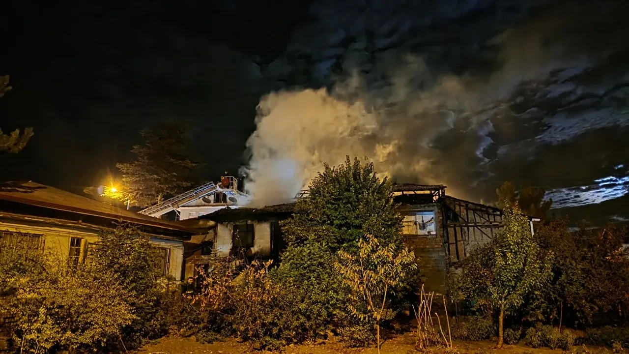 Amasya'da Çıkan Yangında 2 Ev Zarar Gördü
