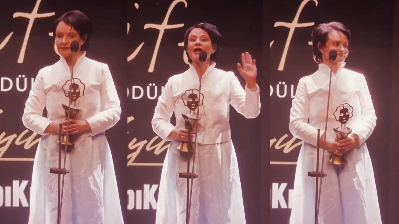 ‘Afife Tiyatro Ödülleri’nde Yuhalama: Sükun Işıtan’ın Tamer Karadağlı Teşekkürü Tepki Çekti