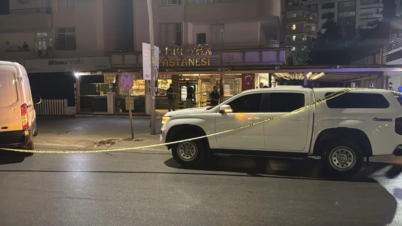 Adana'da Pastaneye Pimi Çekilmemiş El Bombası Atıldı