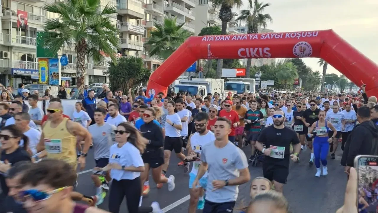 İzmir’de “Ata’dan Ana’ya Saygı Koşusu” Gerçekleştirildi