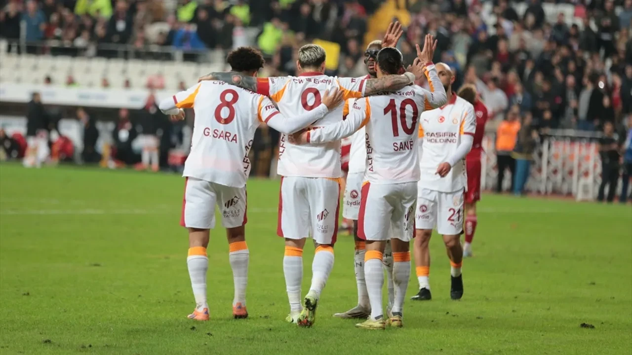 Galatasaray Haberleri: Deplasman Kâbusunu Antalya’da Bitirdi 4-1'lik Galibiyetle Zirveye Devam