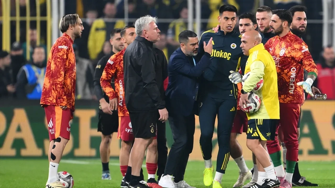 Kadıköy'de Derbi Ateşi Erken Yandı! Saha İçi Karıştı, Sinirler Gerildi