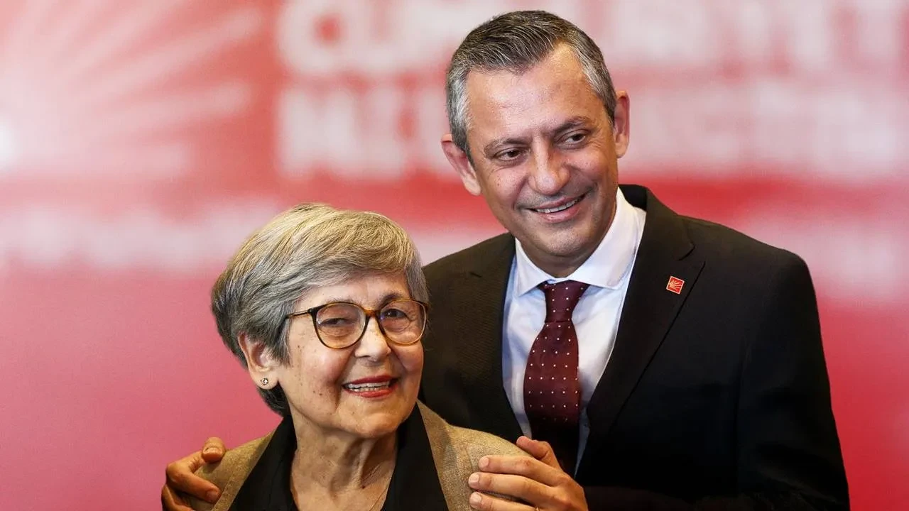 Özgür Özel’den ‘Anneler Günü’ Mesajı: Annesiyle Fotoğraf Paylaştı İmamoğlu Detayı Dikkat Çekti
