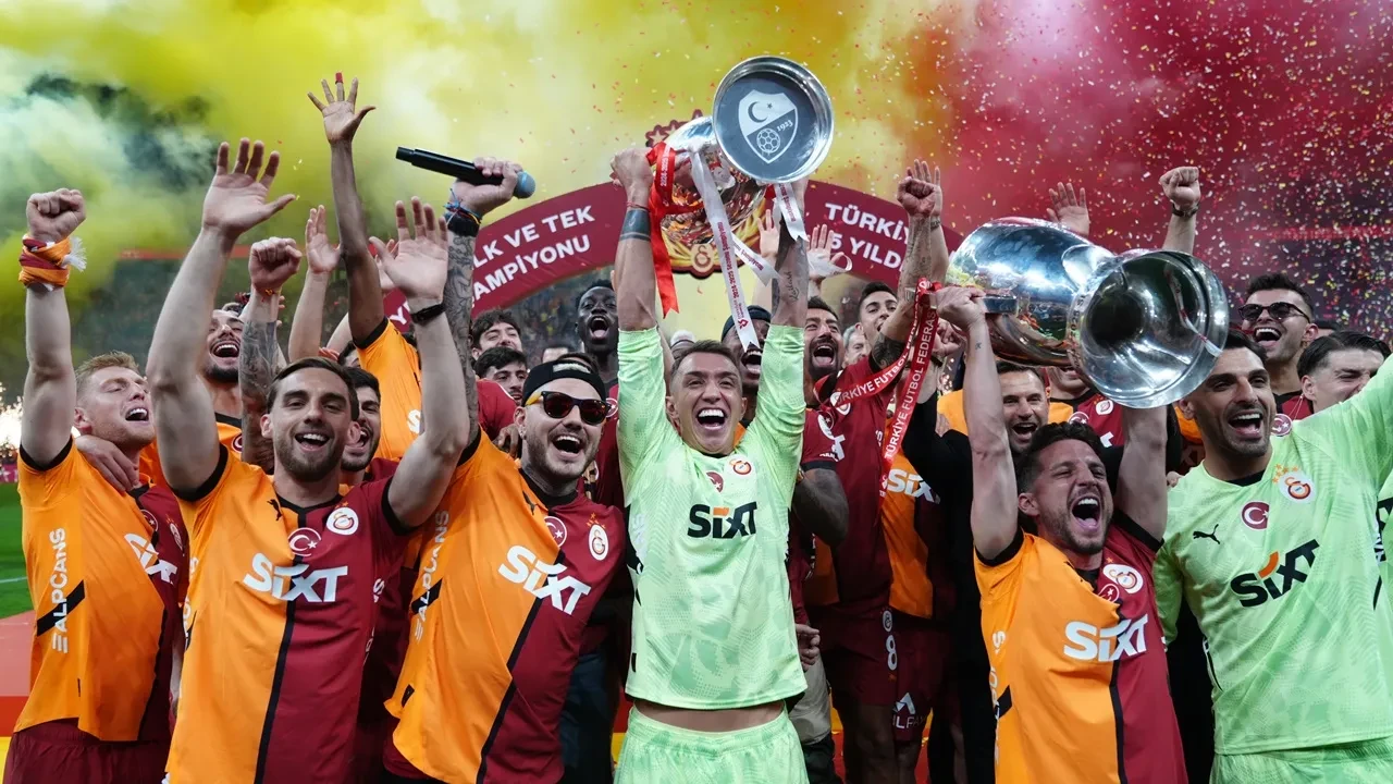 2024-2025 Sezonu Şampiyonu Galatasaray, Kupasını Evinde Kaldırdı