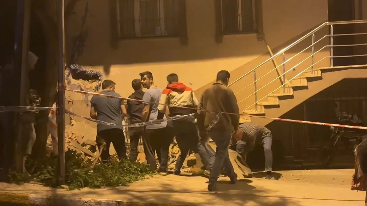 Pendik’te Facianın Eşiğinden Dönüldü: Önce 2 Araca Sonra 3 Katlı Binaya Çarptı