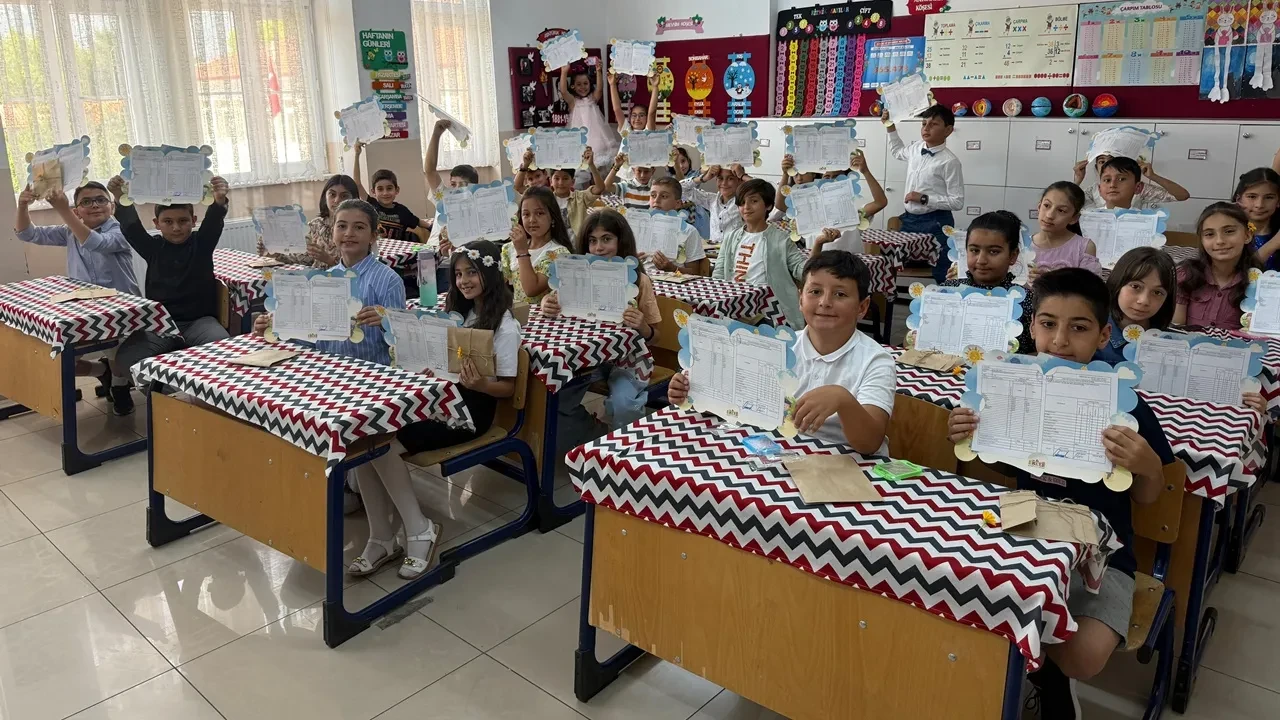 20 Milyon Öğrenci Karnelerini Alarak Yaz Tatiline Girdi