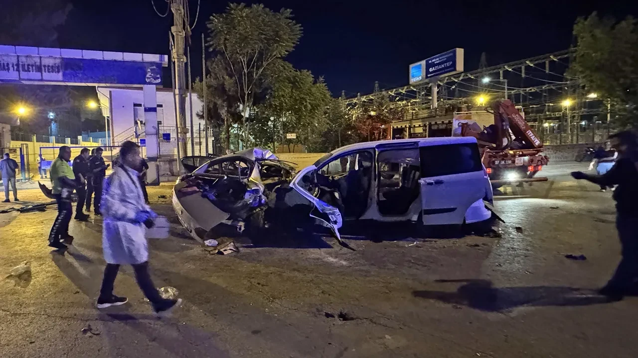 Gaziantep’te İki Araç Kafa Kafaya Girdi: 2’si Çocuk 5 Kişi Öldü
