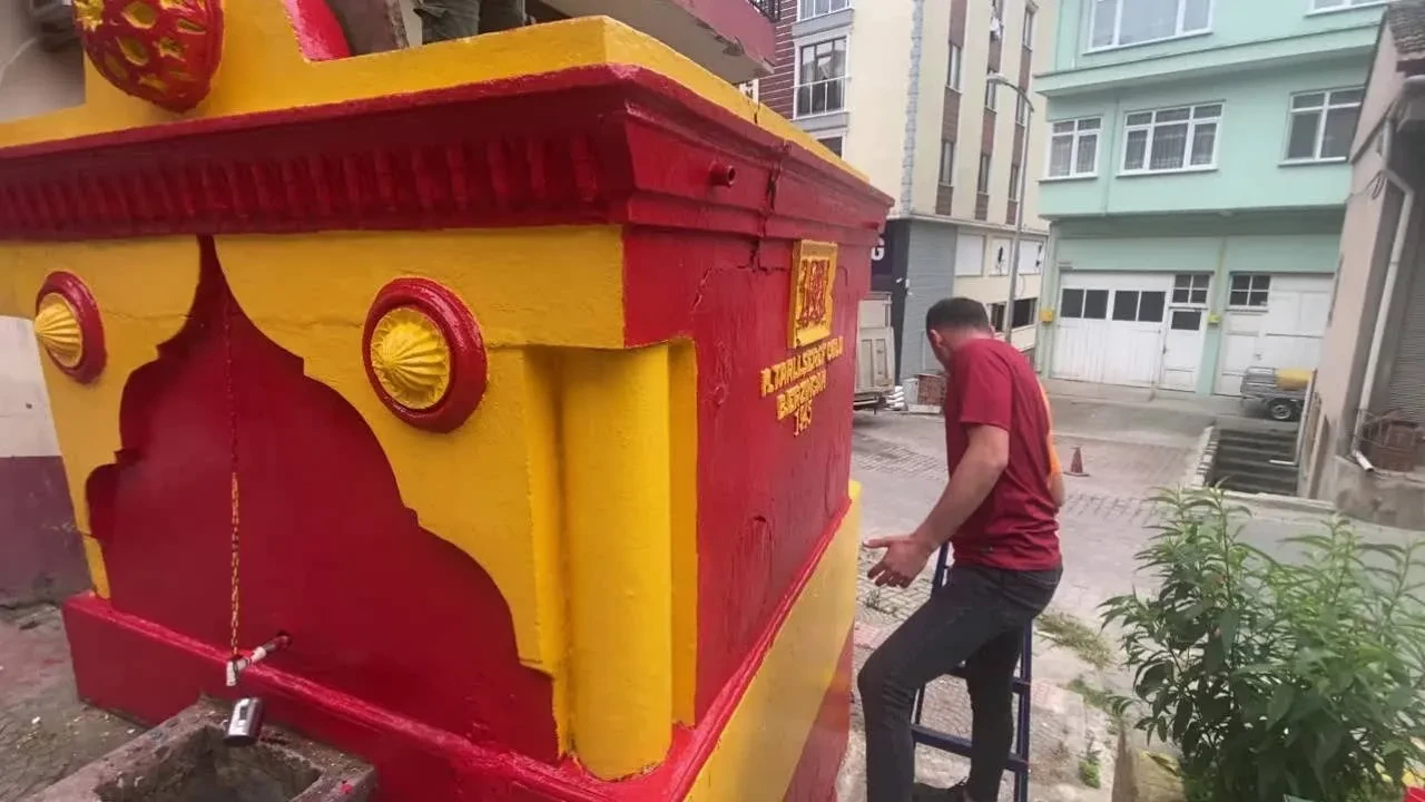 42 Yıllık Gelenek: Şampiyon Çeşmesi Yine Galatasaray Renklerine Boyandı