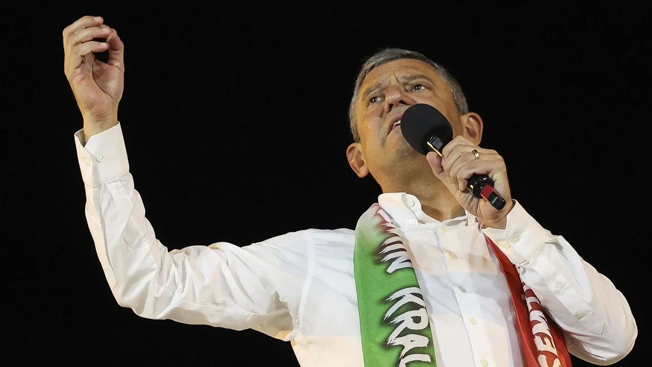 Özgür Özel Saat Vererek Duyurdu: AK Parti Hediyen Geliyor ‘Turpun Büyüğünü’ Heybede Tutmayacağım