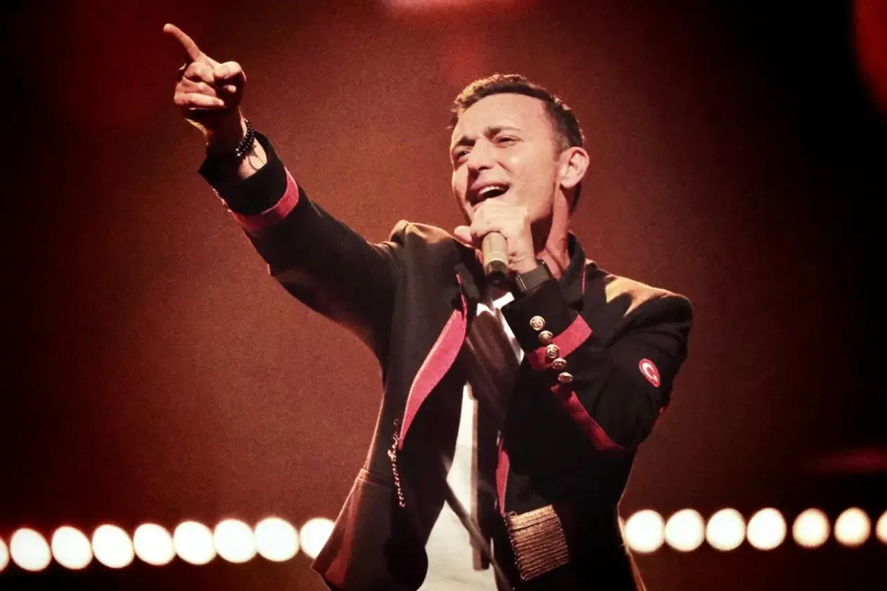 Mustafa Sandal’dan Hayranlarını Üzen Haber