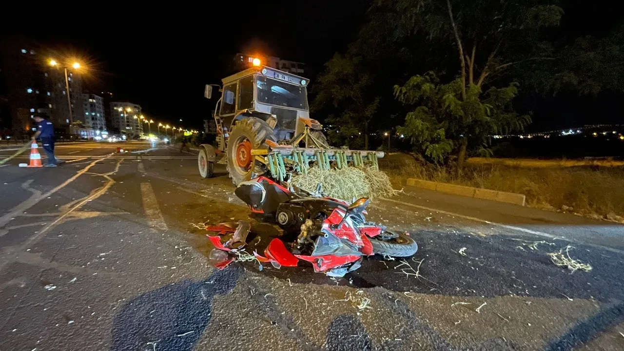 Kayseri'de Traktörle Çarpışan Motosikletin Sürücüsü Hayatını Kaybetti
