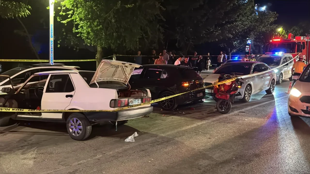 Elazığ'da 5 Aracın Karıştığı Trafik Kazasında 2'si Ağır 4 Kişi Yaralandı