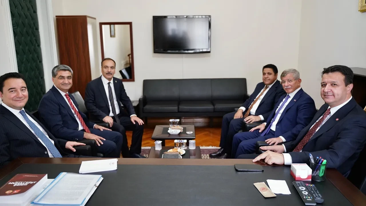 Ali Babacan, Ahmet Davutoğlu ve Mahmut Arıkan Meclis'te Kurulan Komisyonun Üyeleriyle Bir Araya Geldi