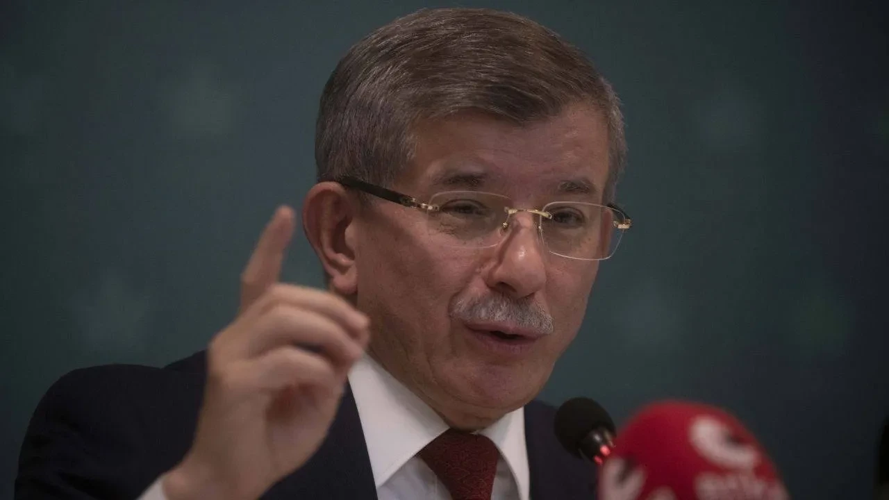 Ahmet Davutoğlu’ndan ‘Bir Resmin Anatomisi’ Paylaşımı: Türkiye Masada Yoksa Menüdedir