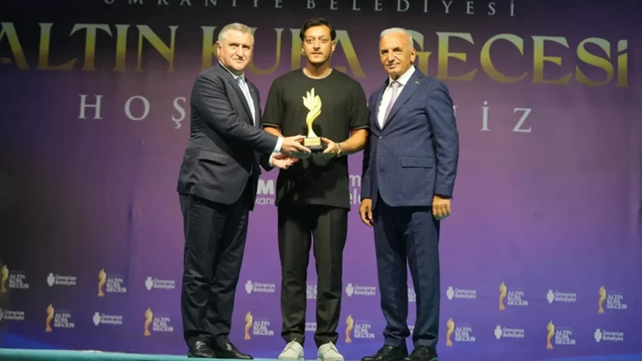 Eski Futbolcu Mesut Özil’e ‘Yılın Spor İnsanı’ Ödülü Verildi