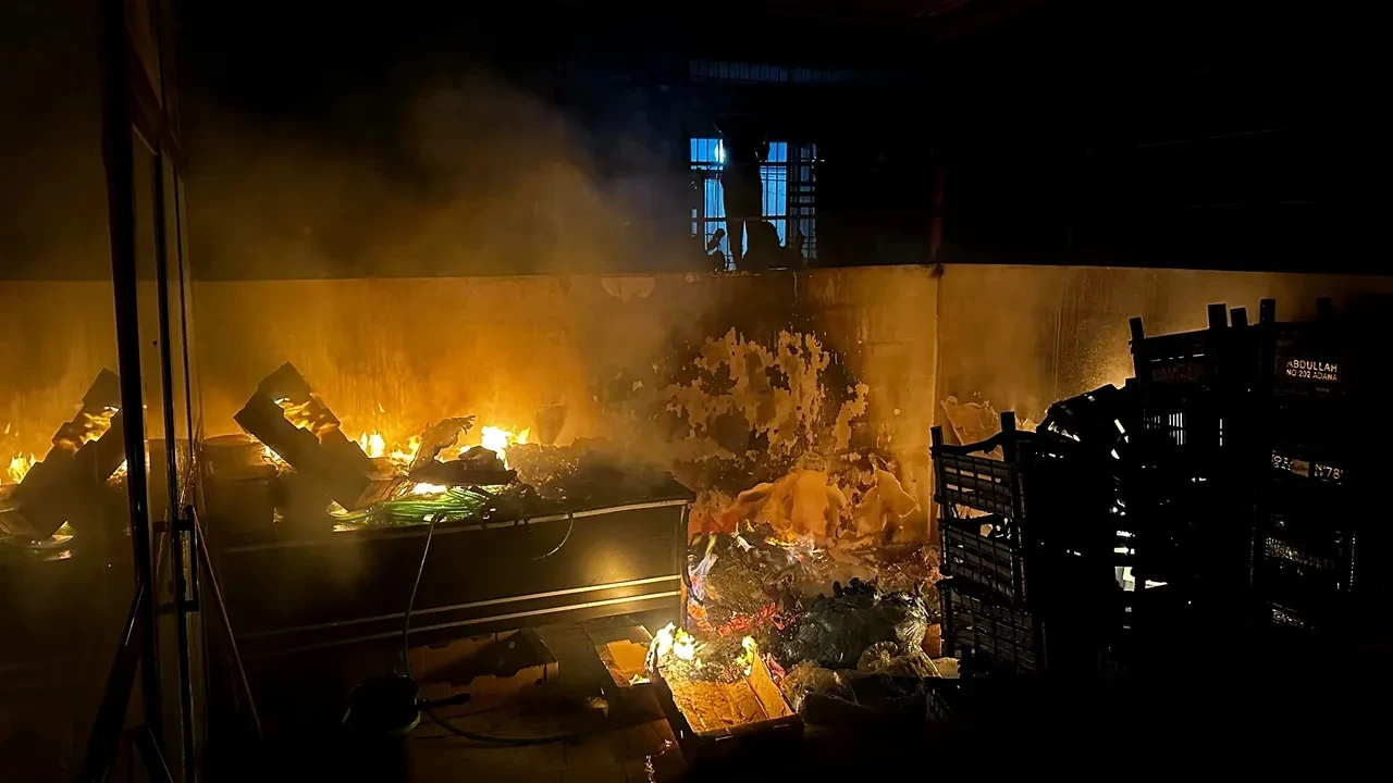 Şanlıurfa'da Depoda Çıkan Yangın Söndürüldü