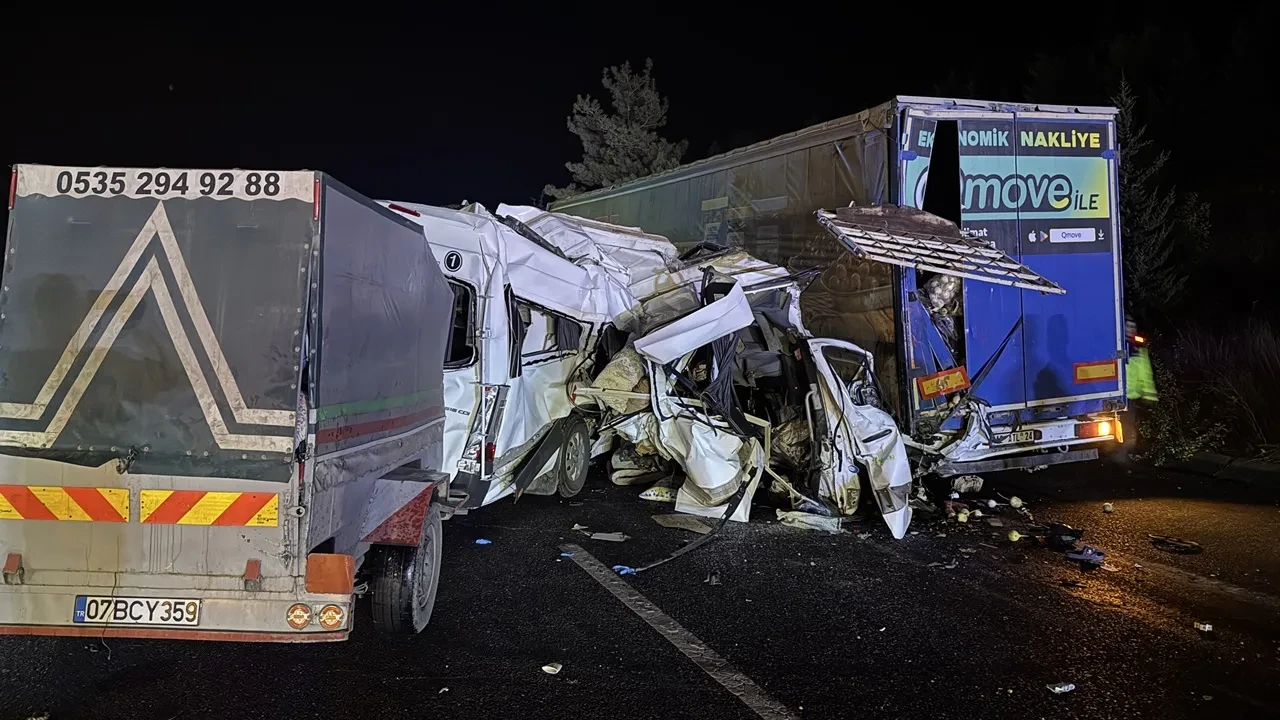 Mersin'de Tarım İşçilerini Taşıyan Minibüsün Tıra Çarptığı Kazada 3 Kişi Öldü, 16 Kişi Yaralandı