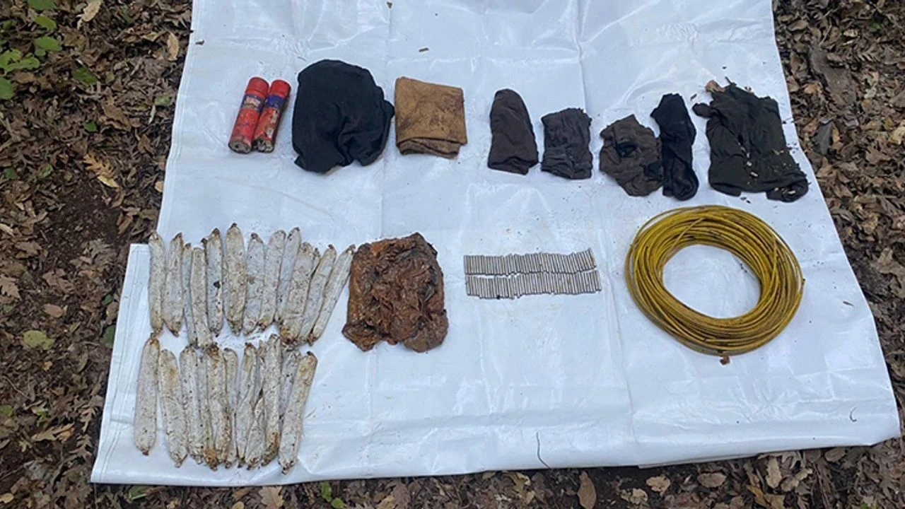 Hatay'da Mağarada PKK/KCK'lı Teröristlere Ait Patlayıcı ve Yaşam Malzemeleri Ele Geçirildi