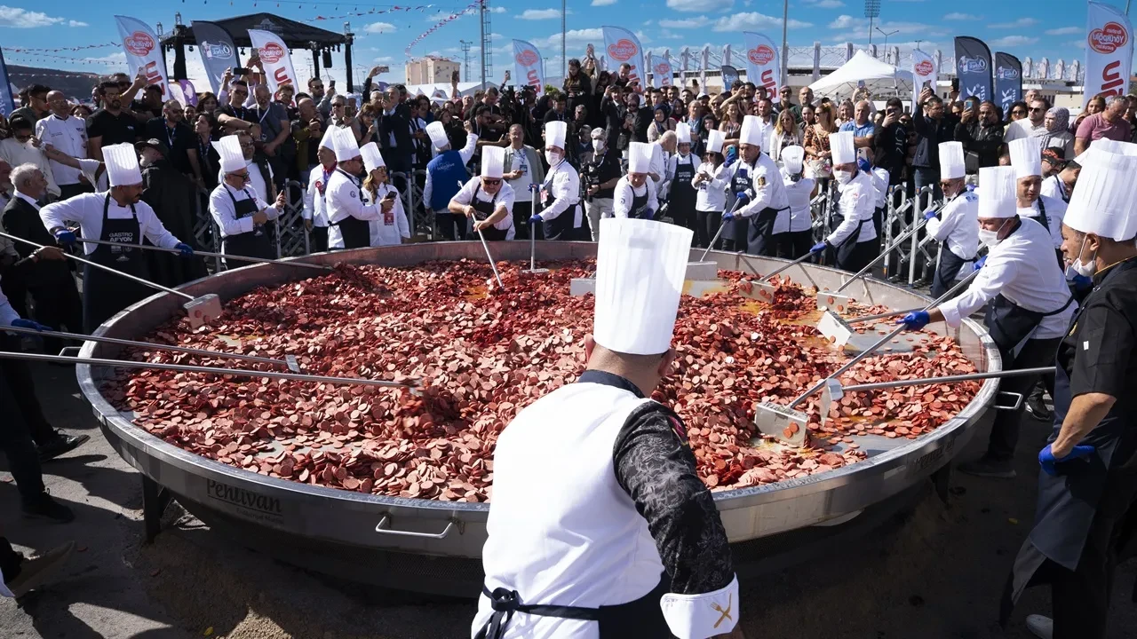 Guinness Dünya Rekorları Kitabına Girdi: 1930 Kilogramlık Sucuklu Yumurta Pişirildi