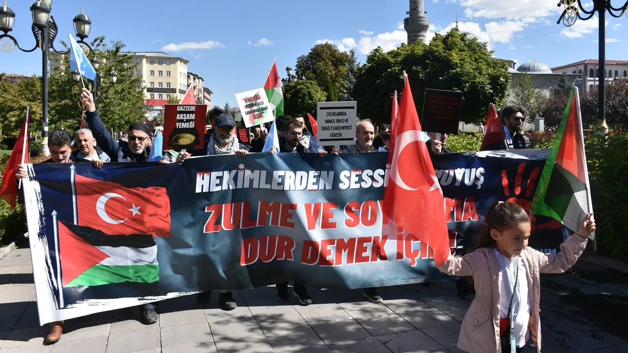 98 Haftadır Süren Sessiz Çığlık: Erzurumlu Sağlıkçılardan Gazze Protestosu